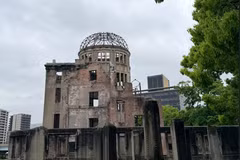 Công viên Tưởng niệm Hòa bình Hiroshima là một địa điểm mang tính biểu tượng nằm ở trung tâm thành phố Hiroshima, Nhật Bản. Được xây dựng để tưởng nhớ những nạn nhân của vụ ném bom nguyên tử kinh hoàng vào ngày 6/8/1945, công viên này là một lời nhắc nhở mạnh mẽ về sự tàn phá của chiến tranh và tầm quan trọng của hòa bình. (Nguồn: Vietnam+)
