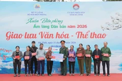 Đại diện nhà tài trợ trao quà hỗ trợ người dân vùng biên. (Ảnh: Hữu Quyết/TTXVN)