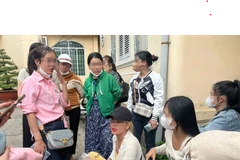 Đông người dân tập trung tại cơ quan chức năng để trình báo vụ việc (Nguồn: Dân Trí)