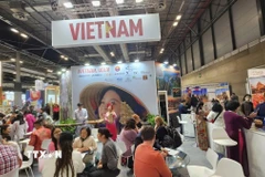 Gian hàng Việt Nam thu hút đông đảo đối tác và khách tham quan. (Ảnh: TTXVN phát)