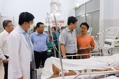 Phó Chủ tịch UBND tỉnh Nguyễn Hồng Hải động viên thân nhân các nạn nhân bị thương nặng (Ảnh: Hồng Hiếu/TTXVN)