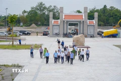 Đoàn công tác Thành ủy, UBND thành phố Cần Thơ do ông Lê Quang Tùng, Bí thư Thành ủy Cần Thơ và ông Trương Cảnh Tuyên, Chủ tịch UBND thành phố dẫn đầu kiểm tra Khu di tích Lộ Vòng Cung ngày 3/4/2026. (Ảnh: Thanh Liêm/TTXVN)