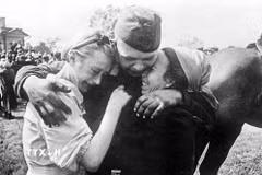 Đoàn tụ sau Ngày chiến thắng, tháng 5/1945. (Ảnh: Tư liệu quốc tế/TTXVN phát)
