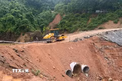 Vị trí sạt lở, đứt đường tại Km76+250 trên Quốc lộ 12 nối Lai Châu với Điện Biên đã được khắc phục để các phương tiện lưu thông. (Ảnh: TTXVN phát)