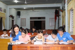 Đều đặn vào mỗi buổi tối hằng ngày, lớp học 0 đồng lại diễn ra tại Nhà văn hóa Tổ dân phố 3. (Ảnh: Hoàng Ngà/TTXVN)