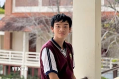 Dù hoàn cảnh gia đình khó khăn, em Đặng Huy Hậu, học sinh lớp 10 chuyên Tin trường THPT Chuyên Thăng Long, thành phố Đà Lạt (Lâm Đồng), vẫn giữ niềm đam mê tin học, có năng khiếu lập trình và đã đạt nhiều giải thưởng trong nước lẫn khu vực. (Ảnh: TTXVN phát)