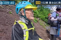 Cụ ông 102 tuổi lập kỷ lục thế giới leo núi Phú Sĩ 