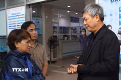 Phó Chủ tịch UBND thành phố Đà Nẵng Hồ Quang Bửu (phải) thăm, động viên các nạn nhân vụ ngạt khí tại xã Điện Bàn Tây tại Bệnh viện. (Ảnh: TTXVN phát)