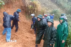 Lực lượng chức năng xã Ngọc Linh mở đường vào 5 thôn bị cô lập. (Ảnh: TTXVN phát)