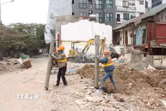 Khẩn trương tháo dỡ các công trình để bàn giao mặt bằng "sạch" phục vụ thi công cầu Tứ Liên. (Ảnh: Nguyễn Thắng/TTXVN)