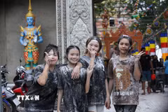 Các bạn trẻ hào hứng tham gia lễ hội tại chùa Botum Kirirangsay (còn gọi là chùa Khedol), thuộc phường Bình Minh, tỉnh Tây Ninh. (Ảnh: Giang Phương/TTXVN)