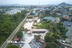 Những cơ sở sản xuất đá này đều thuộc diện phải di dời, tuy nhiên đến thời điểm này vẫn nằm trong khu vực đông dân cư. (Ảnh: Hoa Mai/TTXVN)