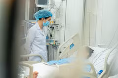 Bác sỹ Bệnh viện Thống Nhất Thành phố Hồ Chí Minh điều trị cho người bệnh. (Ảnh: TTXVN phát)