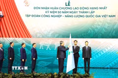 Tổng Bí thư Tô Lâm trao tặng Huân chương Lao động hạng Nhất cho Tập đoàn Công nghiệp-Năng lượng quốc gia Việt Nam. (Ảnh: Quốc Khánh/TTXVN)