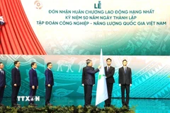 Tổng Bí thư Tô Lâm trao tặng Huân chương Lao động hạng Nhất cho Tập đoàn Công nghiệp-Năng lượng quốc gia Việt Nam. (Ảnh: Quốc Khánh/TTXVN)
