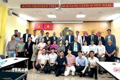 Các đại biểu chụp ảnh lưu niệm tại hội thảo. (Ảnh: Đỗ Sinh/TTXVN)