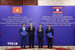 Chủ tịch Quốc hội Trần Thanh Mẫn và Chủ tịch Quốc hội Lào Xaysomphone Phomvihane chứng kiến Lễ trao Thỏa thuận hợp tác giữa thiết lập quan hệ hợp tác hữu nghị giữa thành phố Hội An, tỉnh Quảng Nam và thành phố Luang Prabang, tỉnh Luang Prabang (Vientiane, 17/10/2024). (Ảnh: Thống Nhất/TTXVN)