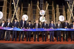 Các đại biểu cắt băng khai mạc Hana Expo 2025. (Ảnh: Xuân Anh/TTXVN)