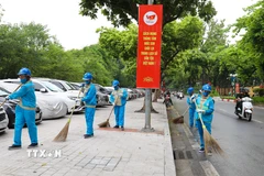 Công nhân công ty môi trường đô thị Gia Lâm được tăng cường hỗ trợ vệ sinh, làm sạch đường phố phục vụ du khách kỷ niệm 80 năm Quốc khánh. (Ảnh: Thành Phương/TTXVN)