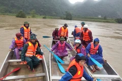 Lực lượng chức năng tổ chức lực lượng tìm kiếm các nạn nhân mất tích. (Ảnh: TTXVN phát)