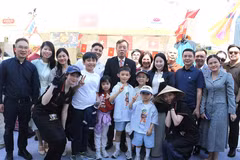 Đại sứ Vũ Hồ (Giữa) cùng các thành viên ĐSQ Việt Nam trước gian hàng Việt Nam. (Ảnh: Khánh Vân/TTXVN)