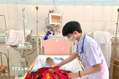 Hiện sức khỏe các bệnh nhi đã dần ổn định, tri giác cải thiện, các cơn co giật được kiểm soát. (Ảnh: TTXVN phát)