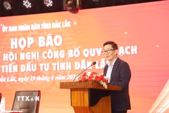 Phó Giám đốc Sở Tài chính Nguyễn Hoàng Phúc tỉnh Đắk Lắk thông tin về Hội nghị Công bố Quy hoạch và xúc tiến đầu tư tỉnh Đắk Lắk. (Ảnh: Hoài Thu/TTXVN)
