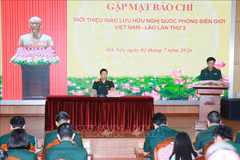 Cán bộ Tổng cục Chính trị QĐND Việt Nam thông tin về Giao lưu Hữu nghị Quốc phòng biên giới Việt Nam - Lào lần thứ 3. (Ảnh: Trọng Đức/TTXVN)