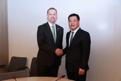 Bộ trưởng Bộ Công Thương Nguyễn Hồng Diên, Trưởng đoàn đàm phán Chính phủ Việt Nam gặp Trưởng Đại diện Thương mại Hoa Kỳ Jamieson Greer, Trưởng đoàn đàm phán Hoa Kỳ tại phiên phiên đàm phán cấp Bộ trưởng ở thủ đô Paris. (Ảnh: TTXVN phát)