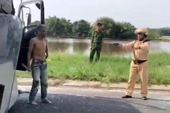 Đối tượng dùng hung khí chống trả quyết liệt khi bị lực lượng chức năng truy bắt. (Ảnh: TTXVN phát)