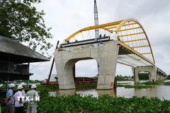 Công trình cầu Cái Lớn. (Ảnh: Văn Sĩ/TTXVN)