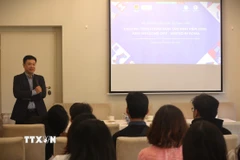 Đại diện Đại sứ quán Việt Nam tại Italy, ông Nguyễn Đăng Hải Hùng trao đổi với các bạn tân sinh viên Việt Nam. (Ảnh: Thanh Hải/TTXVN)