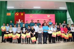 Đoàn Đại biểu Quốc hội tỉnh Lâm Đồng phối hợp với Liên đoàn Lao động tỉnh tặng quà cho đoàn viên, người lao động xã Hàm Liêm (tỉnh Lâm Đồng) trở lại làm việc sau Tết Bính Ngọ năm 2026. (Ảnh: Hồng Hiếu/TTXVN)