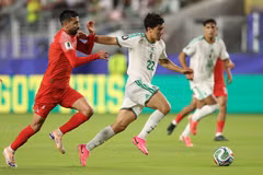 Tiền vệ Algeria Ibrahim Maza (số 22) đi bóng trong sự đeo bám sát sao của tiền vệ Jordan Noor Alrawabdeh. (Ảnh: AFP/TTXVN)