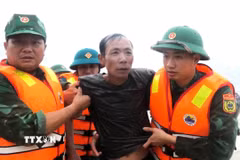 Một ngư dân được đưa vào bờ an toàn. (Ảnh: TTXVN phát)