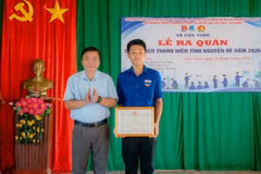 Nam sinh nhận giấy khen của Ủy ban Nhân dân xã Cửa Tùng. (Ảnh: Ủy ban Nhân dân xã Cửa Tùng)