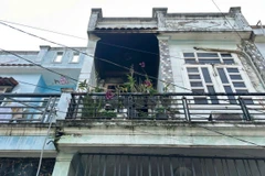 Đám cháy bùng phát tại căn nhà 1 trệt, 1 lầu ở xã Vĩnh Lộc làm bé gái 8 tuổi tử vong (Nguồn: Dân Trí)