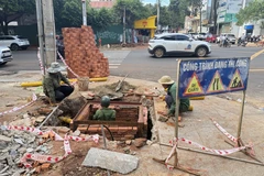 Công nhân khẩn trương thi công hoàn thành công trình, hoàn trả mặt bằng. (Ảnh: Tường Quân/TTXVN)