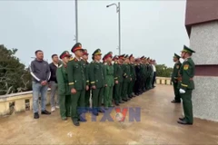 Lễ chào cờ thiêng liêng trên đảo Trần tiền tiêu ở đặc khu Cô Tô 