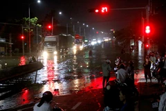 Quốc lộ 1A, đoạn qua phường Hàm Thắng (Lâm Đồng) bị ngập sâu, các phương tiện lưu thông khó khăn. (Ảnh: Nguyễn Thanh/TTXVN)