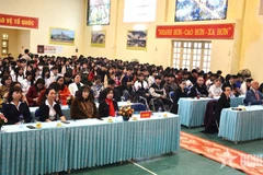 Đại biểu và học sinh tham gia chương trình tư vấn tuyển sinh. (Nguồn: Quân đội Nhân dân)