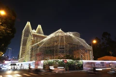 Năm nay là năm thứ ba Nhà thờ Đức Bà được trang trí đèn LED, tạo không khí đón Giáng sinh và năm mới 2026, thu hút người dân và khách du lịch đến tham quan. (Ảnh: Hồng Đạt/TTXVN)