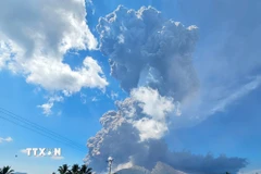 Núi lửa Lewotobi Laki-Laki trên đảo Flores, Indonesia phun trào ngày 7/7/2025. (Ảnh: THX/TTXVN)