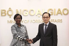 Bộ trưởng Bộ Ngoại giao Lê Hoài Trung tiếp Tổng Thư ký Pháp ngữ Louise Mushikiwabo. (Ảnh: An Đăng/TTXVN)