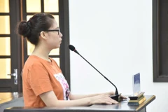 Bị cáo Phan Cẩm Hằng tại phiên tòa. (Ảnh: TTXVN)