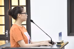 Bị cáo Phan Cẩm Hằng tại phiên tòa. (Ảnh: TTXVN)