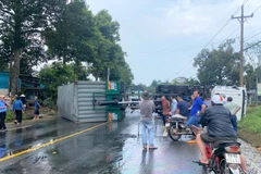 Hiện trường vụ xe container lật chắn ngang Quốc lộ 20, đoạn qua xã Hà Lâm. (Nguồn: Báo Lâm Đồng)