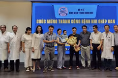 Lãnh đạo, bác sỹ Bệnh viện Trung ương Huế chúc mừng bệnh nhi ghép gan xuất viện. (Ảnh: Mai Trang/TTXVN)