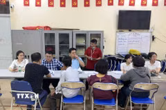 Cán bộ phường Hồng Hà tư vấn giả thích cho người dân đến nhận tiền đền bù giải phóng mặt bằng. (Ảnh: Quốc Lũy/TTXVN)