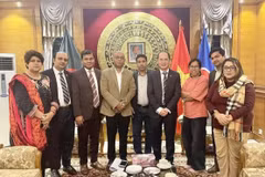Đại sứ Việt Nam tại Bangladesh Nguyễn Mạnh Cường chụp ảnh kỷ niệm với các đại diện báo chí Bangladesh.